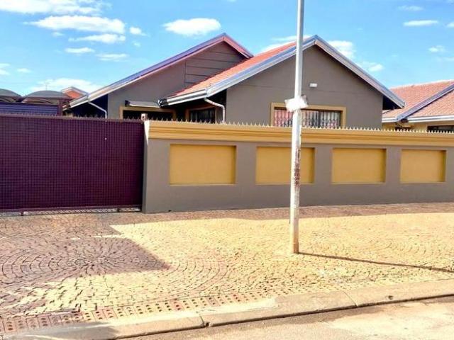 R7 500 | 2 Bedroom House For Rent in Protea North, Soweto