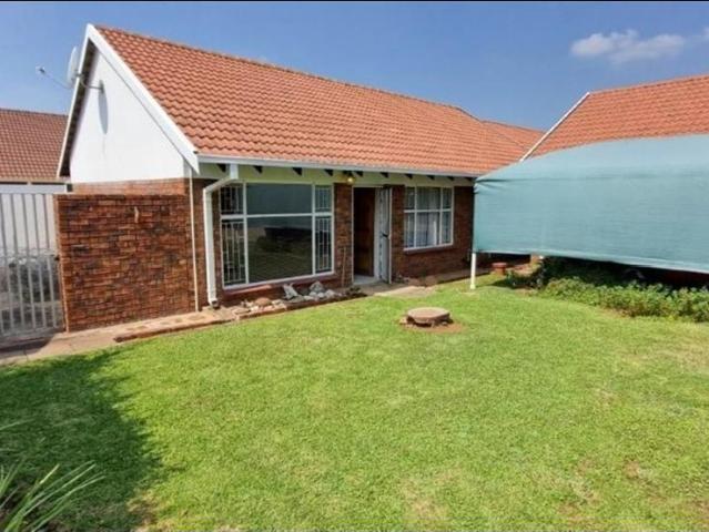 R7,500 pm 3 Bedroom Townhouse To Let in Elandsrand