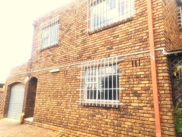 R7,800 pm 3 Bedroom Townhouse To Let in Townsview