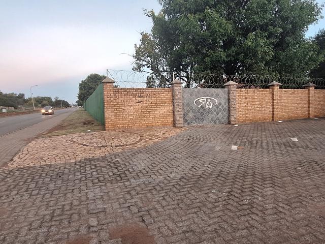 R7,100 pm 2 Bedroom Townhouse To Let in Riversdale