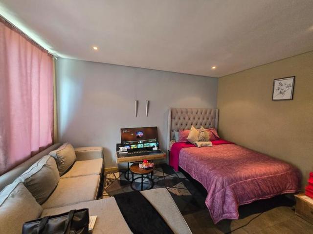 R4 500 | 0.5 Bedroom Apartment / Flat For Rent in Marshalltown, Johannesburg
