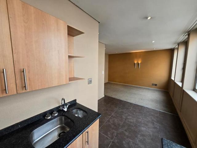 R4 500 | 0.5 Bedroom Apartment / Flat For Rent in Marshalltown, Johannesburg
