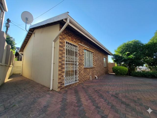 R4,500 pm 2 Bedroom Garden Cottage To Let in Crossmoor