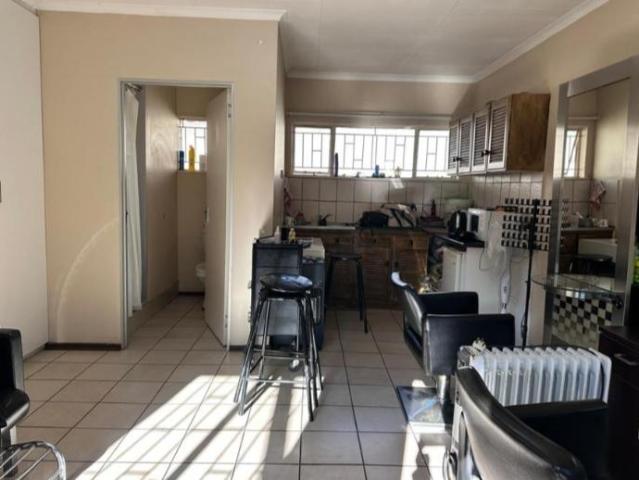 R4 200 | Bachelor Unit For Rent in Olivedale, Randburg
