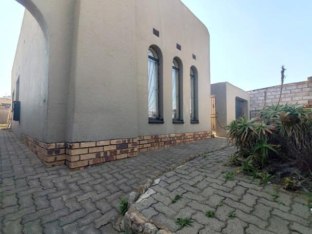 R5 200 | 3 Bedroom House For Rent in Meadowlands, Soweto