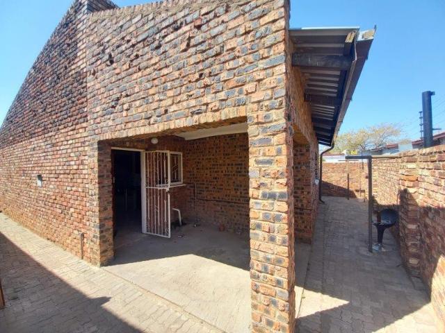 R6,800 pm 2 Bedroom Flat To Let in West End