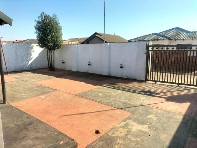 R6 000 | 2 Bedroom House For Rent in Protea Glen, Soweto