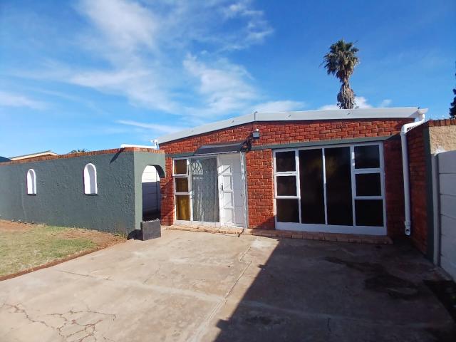 R6,000 pm 1 Bedroom Apartment To Let in Campher Park