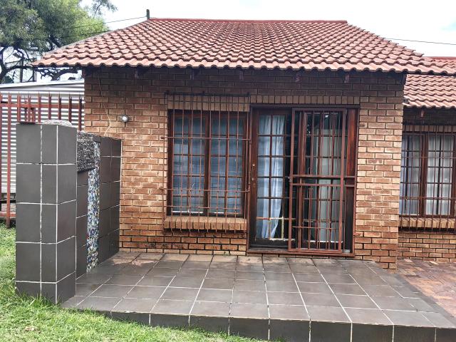 R6,000 pm Garden Cottage To Let in Douglasdale