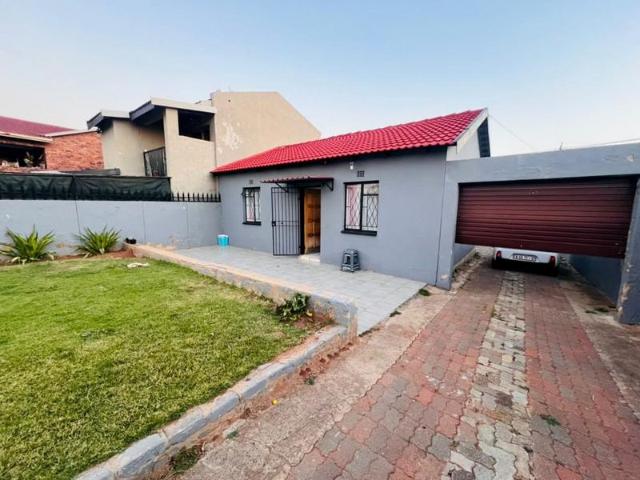R6 200 | 2 Bedroom House For Rent in Riverlea, Johannesburg