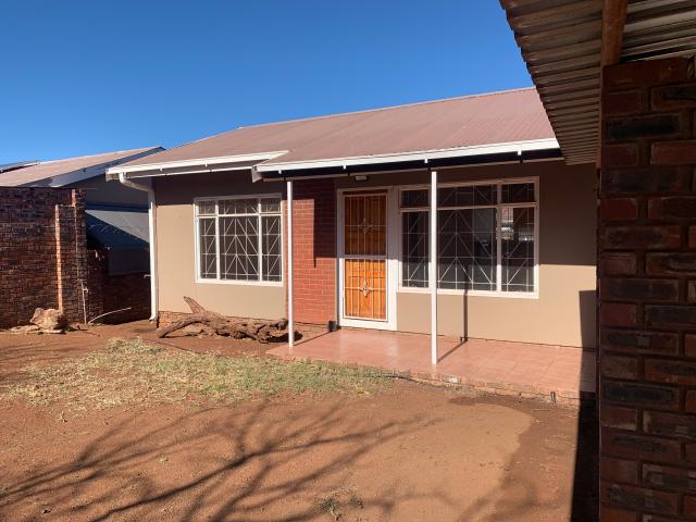R8,900 pm 2 Bedroom Townhouse To Let in Postmasburg