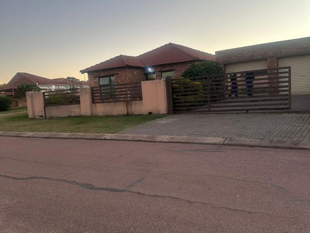 R8,000 pm 3 Bedroom House To Let in Karenpark