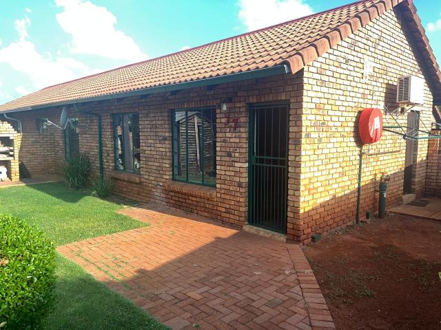 R8,250 pm 3 Bedroom Townhouse To Let in Theresapark