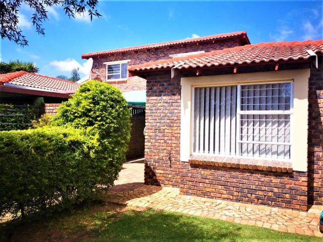 R9 500 | 3 Bedroom Apartment / Flat For Rent in Weltevreden Park, Roodepoort