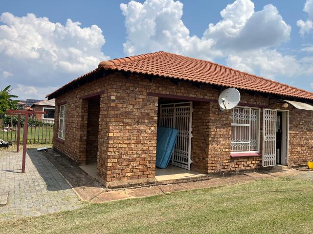 R9,000 pm 3 Bedroom House To Let in Karenpark