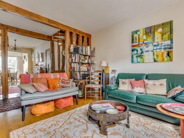 R. DU RENDEZ VOUS: DUPLEX DE CHARME AVEC CHEMINEE, POUTRES et BALCONS