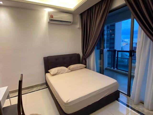 R&F mall Balcony room with Smart TV for rent