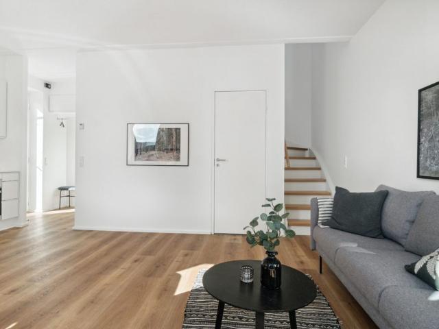 Rækkehus i to plan med 4 værelser, skur og terrasse