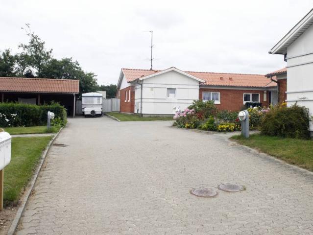 Rækkehus med egen have og carport i Sørvad