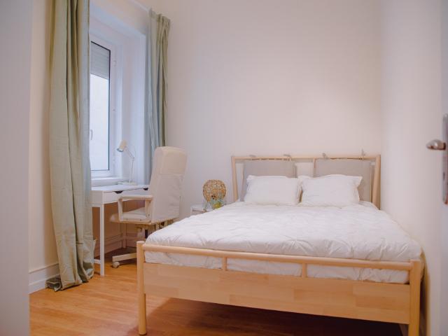 R. Sampaio Pina 7 1D Room 5 39 5