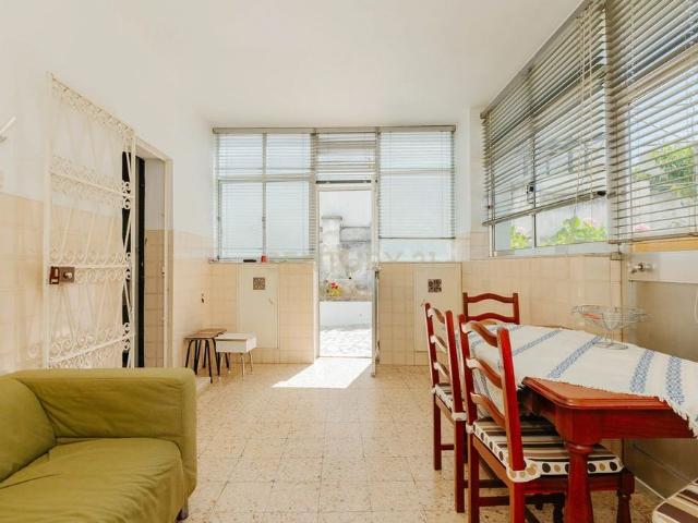 R 6 12, Olivais, Lisbon 1800 333
