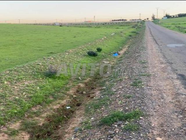 ارض 7500متر على طريق 3كم من مدينة
