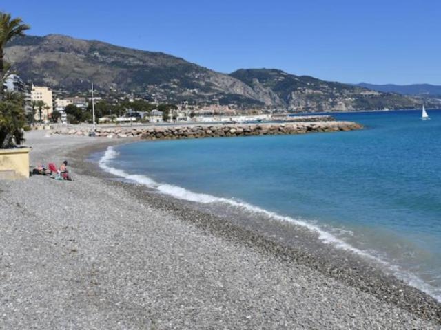 RCM BORD DE MER DEUX PIECES EN ETAGE AVEC TERRASSE ET PARKIN