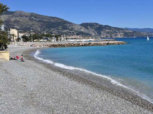RCM BORD DE MER DEUX PIECES EN ETAGE AVEC TERRASSE ET PARKIN