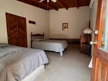 Rancho pequeno cerca de la carretera principal Tecoman