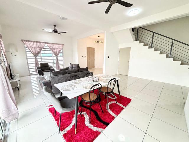 Ranger Exclusive Yarra Park Westfield Fully Furnished SemiD House
