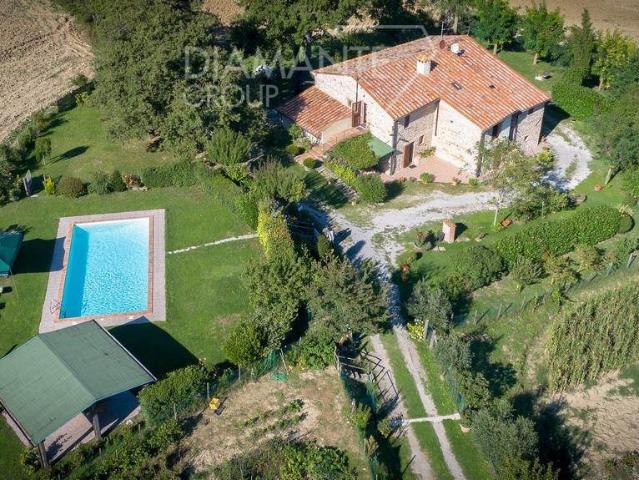 Radicofani Si, tra Sarteano e Radicofani: Casale in pietra. 380m² Radicofani
