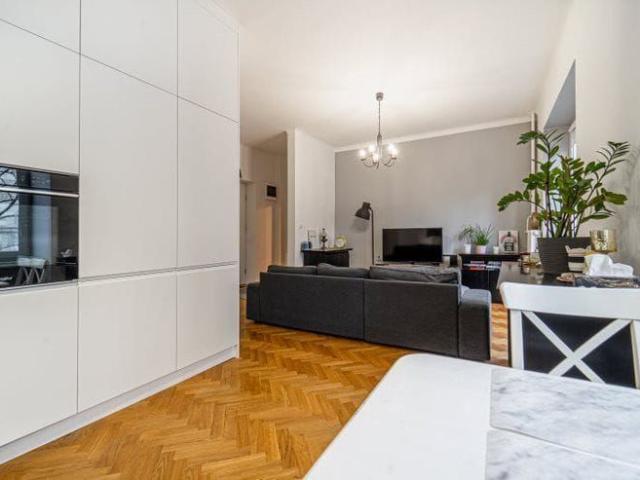 Radna, elegancka kamienica 56 m²