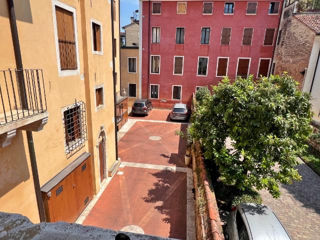 RAFFINATO BICAMERE ARREDATO DI 150 MQ, CON GARAGE, IN CENTRO STORICO