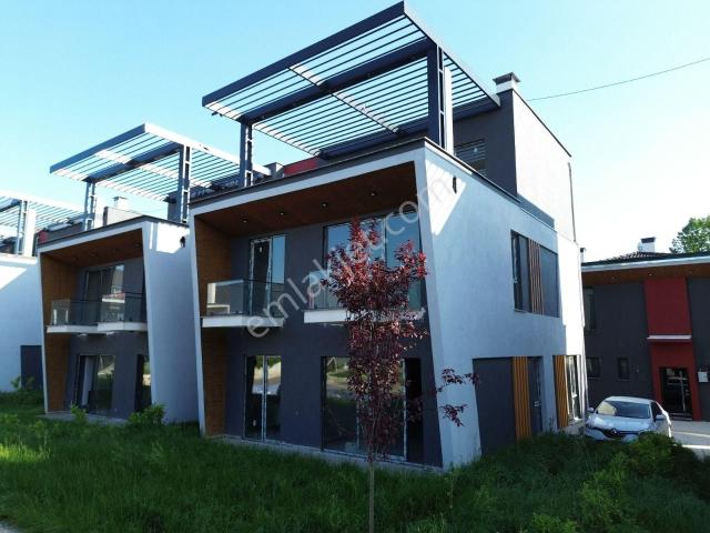Bölgenin En Fırsat havuz Manzaralı 4+2 Tripleks Villa