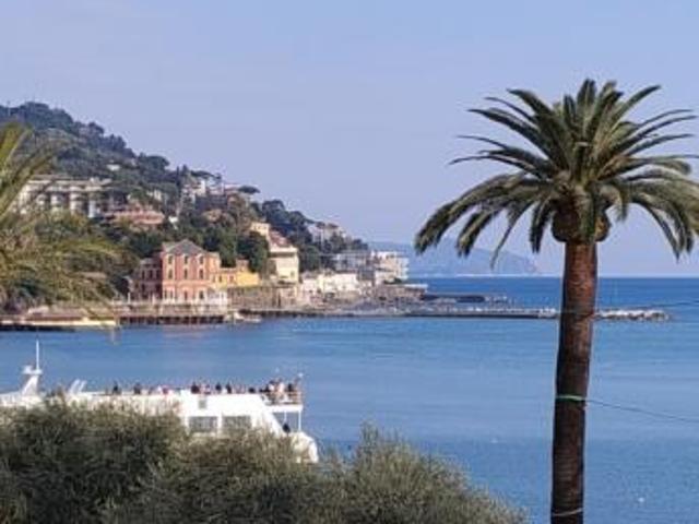 Rapallo, lungomare con vista su tutto il golfo
