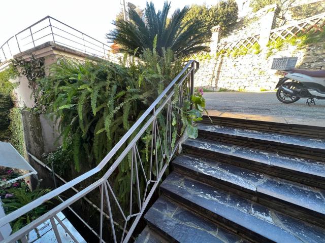 Rapallo: Via Bozzo Costa HD & Remington Realty propone icon contratto annuale transitorio appartamento con vista mare, soleggiato e in posizione unica box.L'appartamento è piacevolmente arredato, dispone di un ampio salone con vetrate affacciate sul mar
