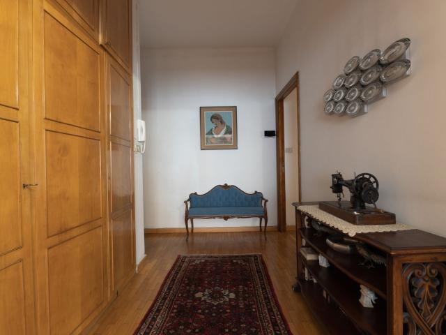 Rapallo – Via Libertà ampiezza e comfort a due passi dal mareHD & Remington propone in affitto, con contratto prima casa 3+2 un appartamento luminoso e spazioso, situato in un elegante condominio con ascensore perfetto per chi cerca una soluzione comoda a