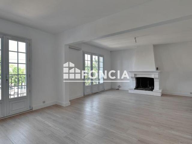 Raphèle les Arles,maison de 156 M2 divisée en deux appartements avec garage et jardin