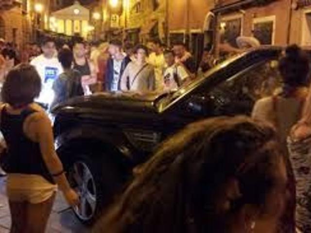 RARA OPPORTUNITA' a Sestri levante cedesi in zona pedonale bar aperitivi cocktail con cucinotto per piattini da gustare in saletta interna o in riva al mare della baia del silenzio, trattativa riservata maggiori informazioni solo in agenzia previo appunta