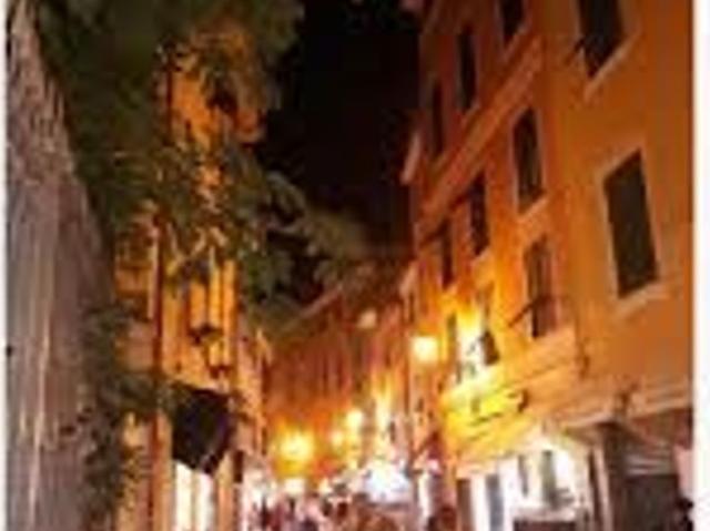 RARA OPPORTUNITA' a Sestri levante cedesi in zona pedonale bar aperitivi cocktail con cucinotto per piattini da gustare in saletta interna o in riva al mare della baia del silenzio, trattativa riservata maggiori informazioni solo in agenzia previo appunta