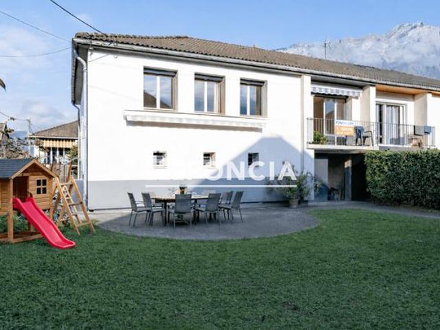 Rare maison avec ascenseur, sous sol complet et terrain privatif de 444m2