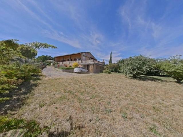 Maison avec sous sol complet sur terrain clos de 9 000 m²