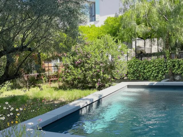 Rare, Maison de ville avec jardin, piscine et garage à 5 min