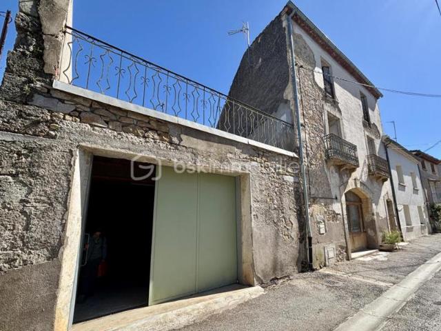 RARE – Maison en pierre avec terrasse, garage et atelier. Enorme potentiel d’aménagement