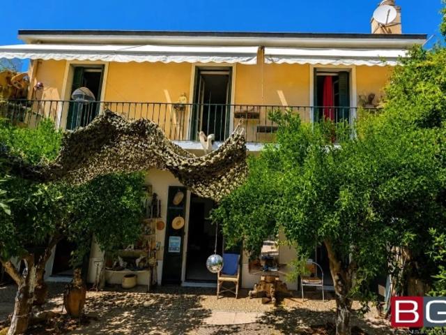 Villa spacieuse à Antibes Centre avec jardin et cheminée
