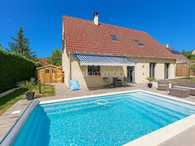 RARE – MAISON FAMILIALE & HAUT DE GAMME AVEC PISCINE CHAUFFÉE!