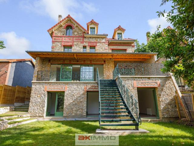RARE: MAISON FAMILIALE INTÉGRALEMENT REMISE A NEUF MONTRETO