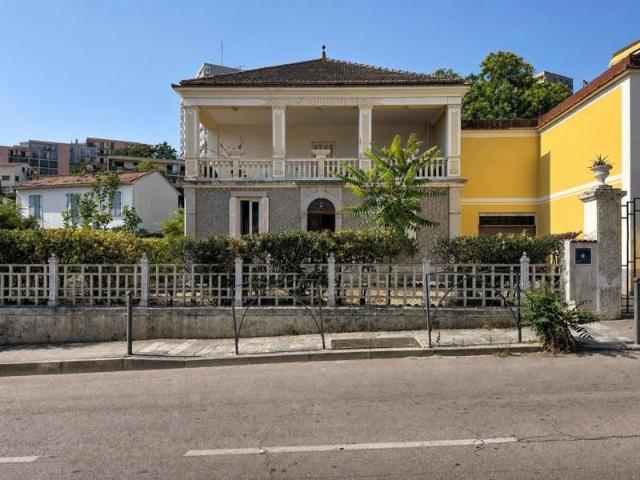 RARE MAISON MEUBLEE LORETTO