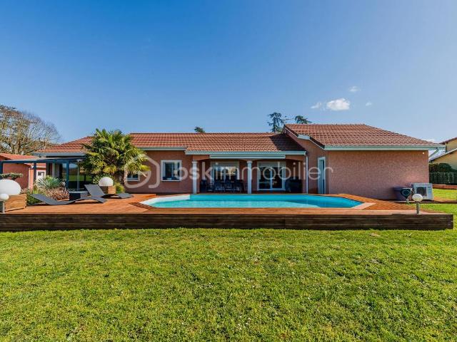 RARE MAISON PLAIN PIED DOUBLE GARAGE PISCINE SPA ET HAMMAM