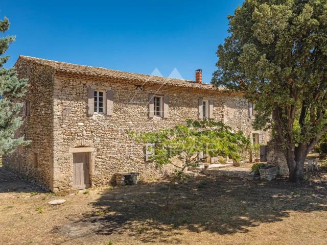 Rare: mas XVIIIe authentique à rénover avec panorama sur le. 250m² Gordes